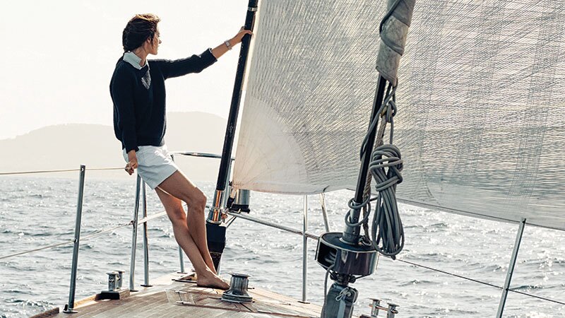 Alessandra Ambrosio悠閒地坐在遊艇前方的安全圍欄上，眺望地中海的壯闊景色。